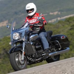 How to Reduce Helmet Wind Buffeting on a Motorcycle