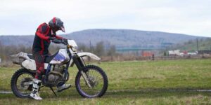 Motorcycle Choke: Riding With The Choke On + 9 Questions Answered